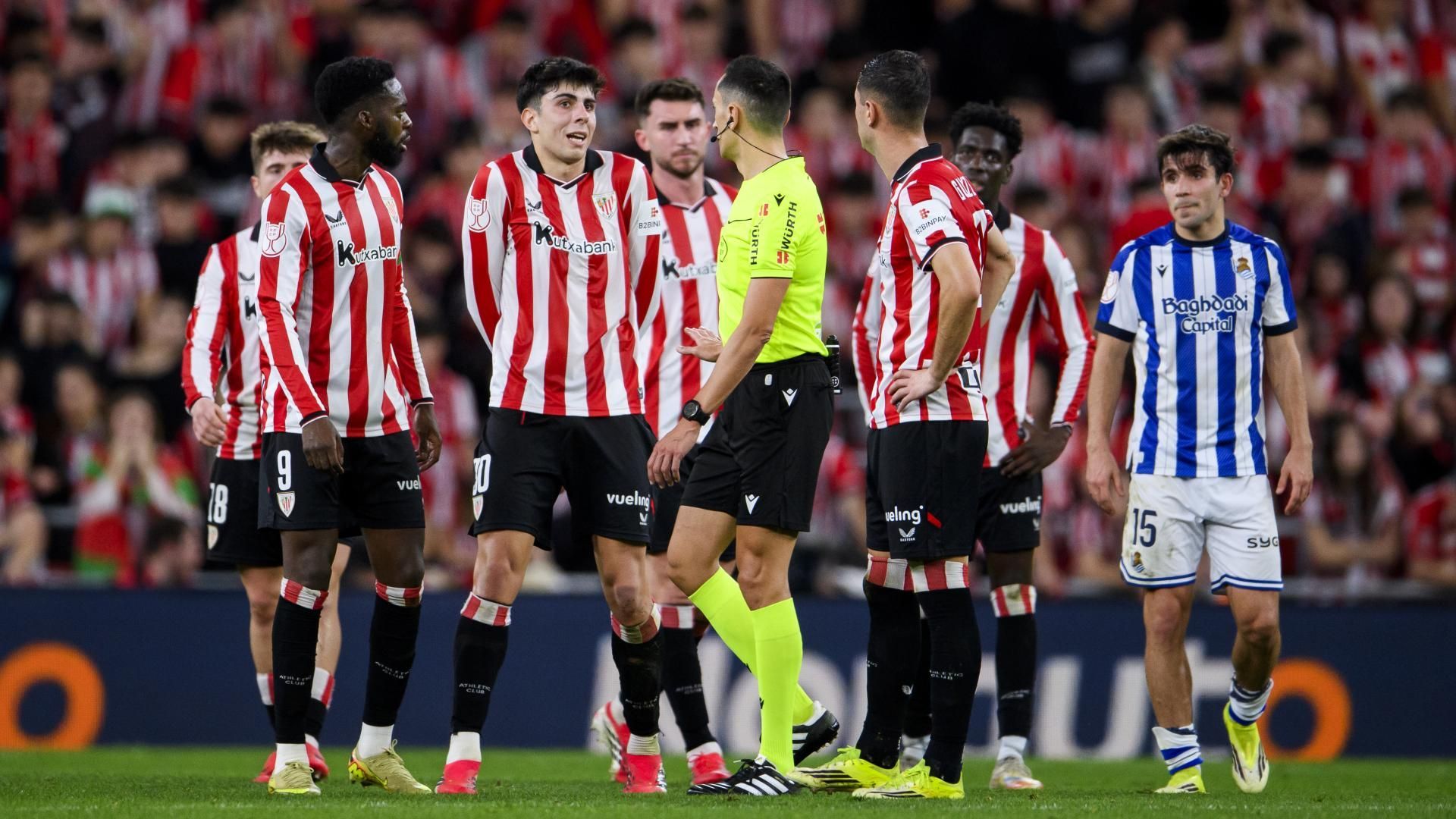 Alex Rego protesta en la semifinal de Copa ante la Real en San Mamés