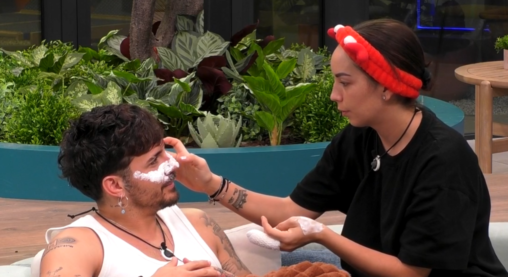 Anita le pone crema a Manuel