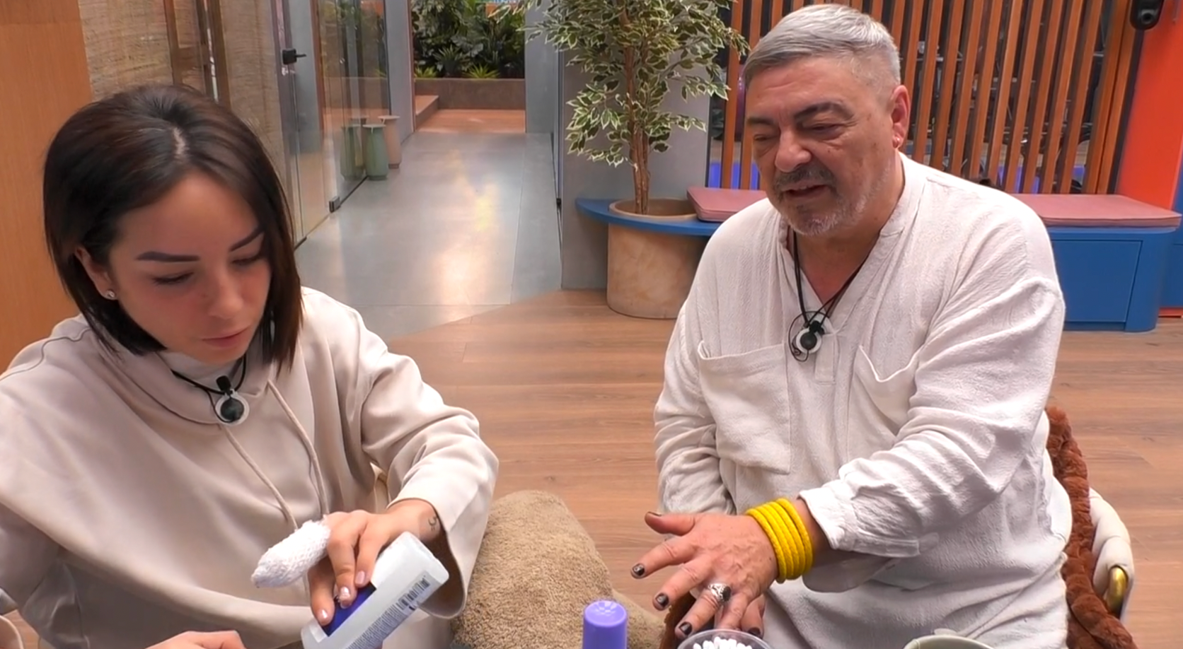 Anita y Canales en el baño