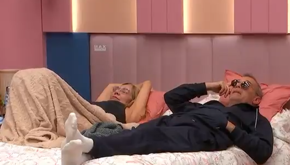 Belén, tumbada junto a Carlos