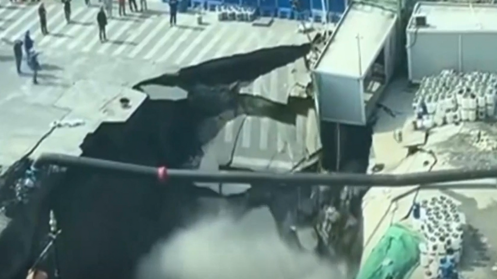 Un enorme socavón se abre en Shanghái durante las obras del metro