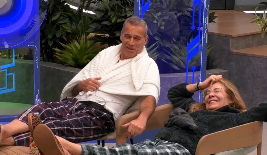 Carlos departe con Belén