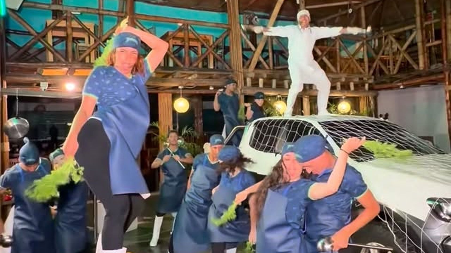 El personal de Las Gaviotas recreando parte de la actuación de Bad Bunny