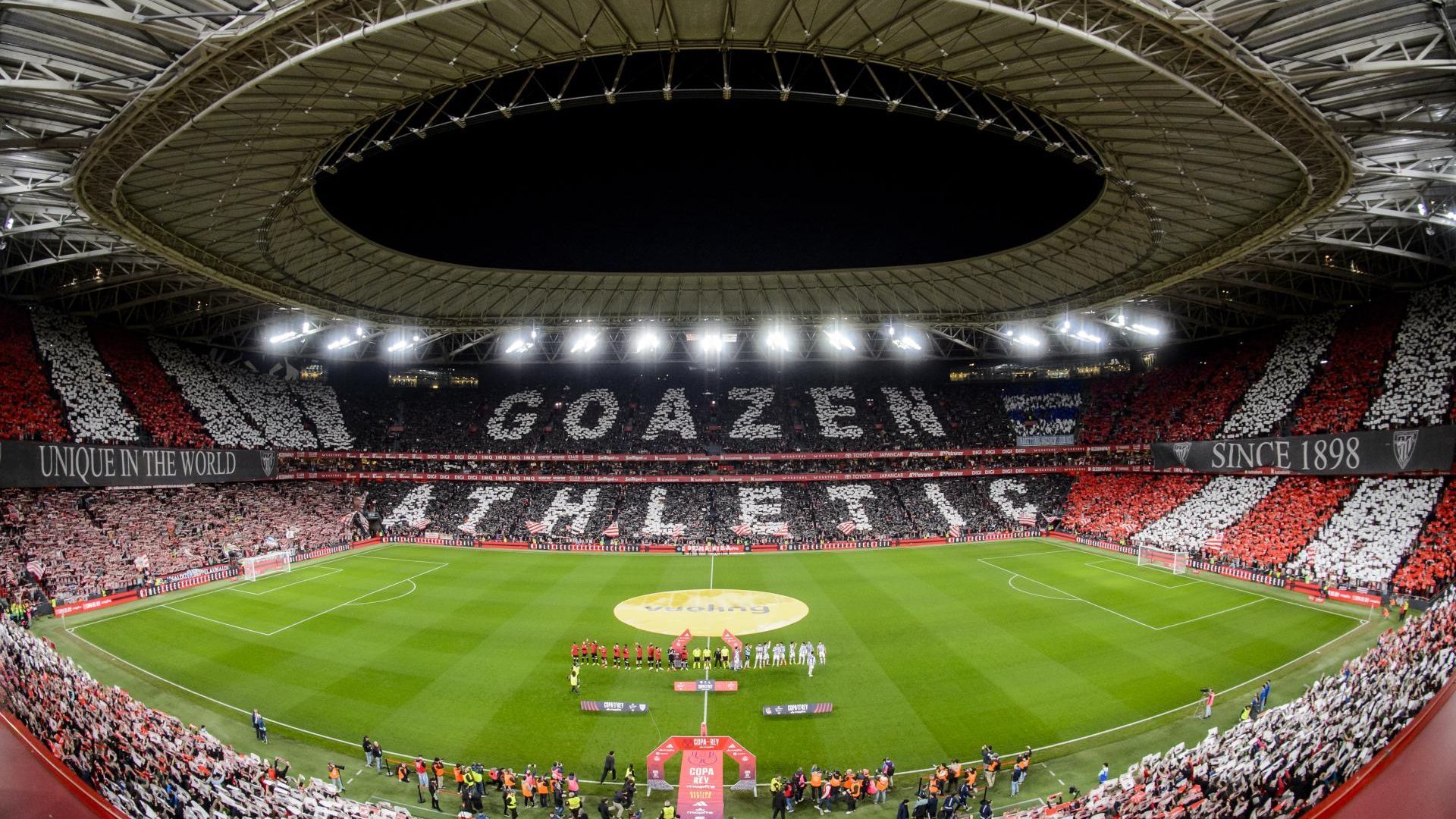 Espectacular tifo en la semifinal de Copa ante la Real Sociedad en San Mamés
