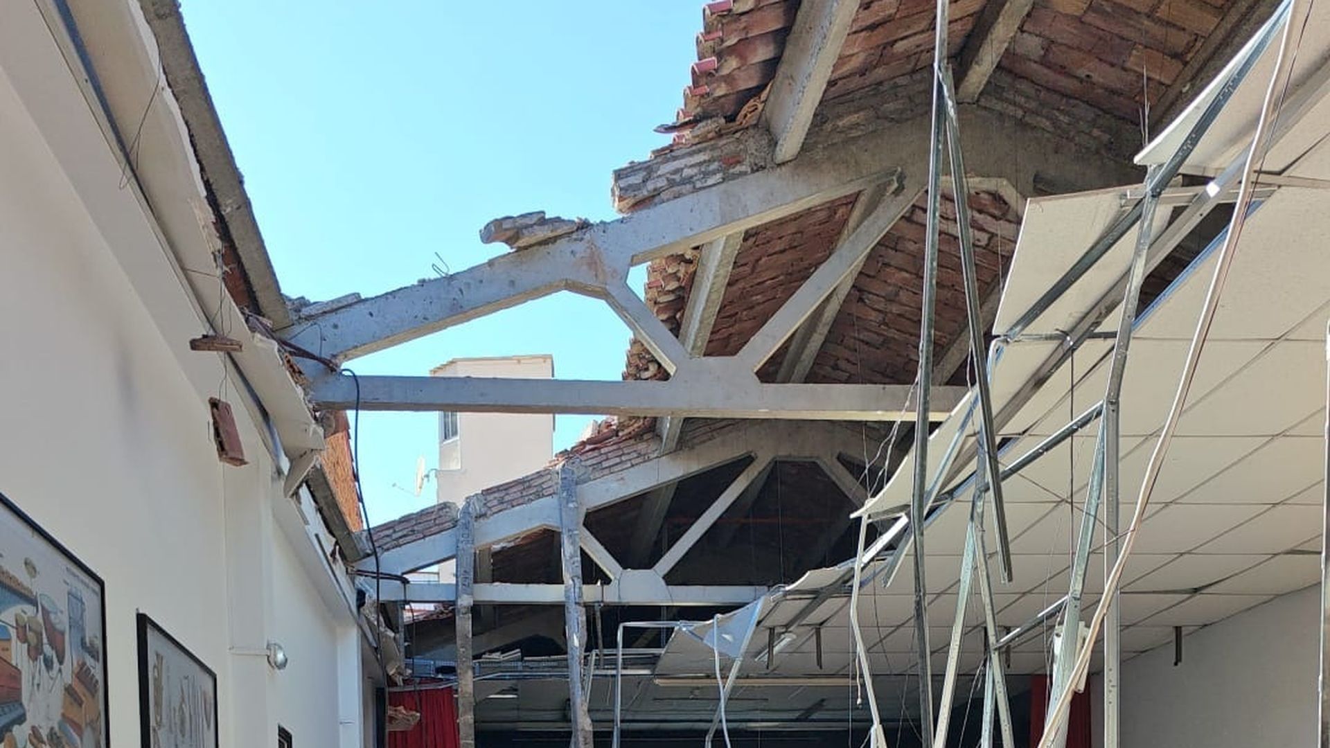 Estado en el que ha quedado la escuela de música Musics'Son, en el barrio de Gràcia de Barcelona