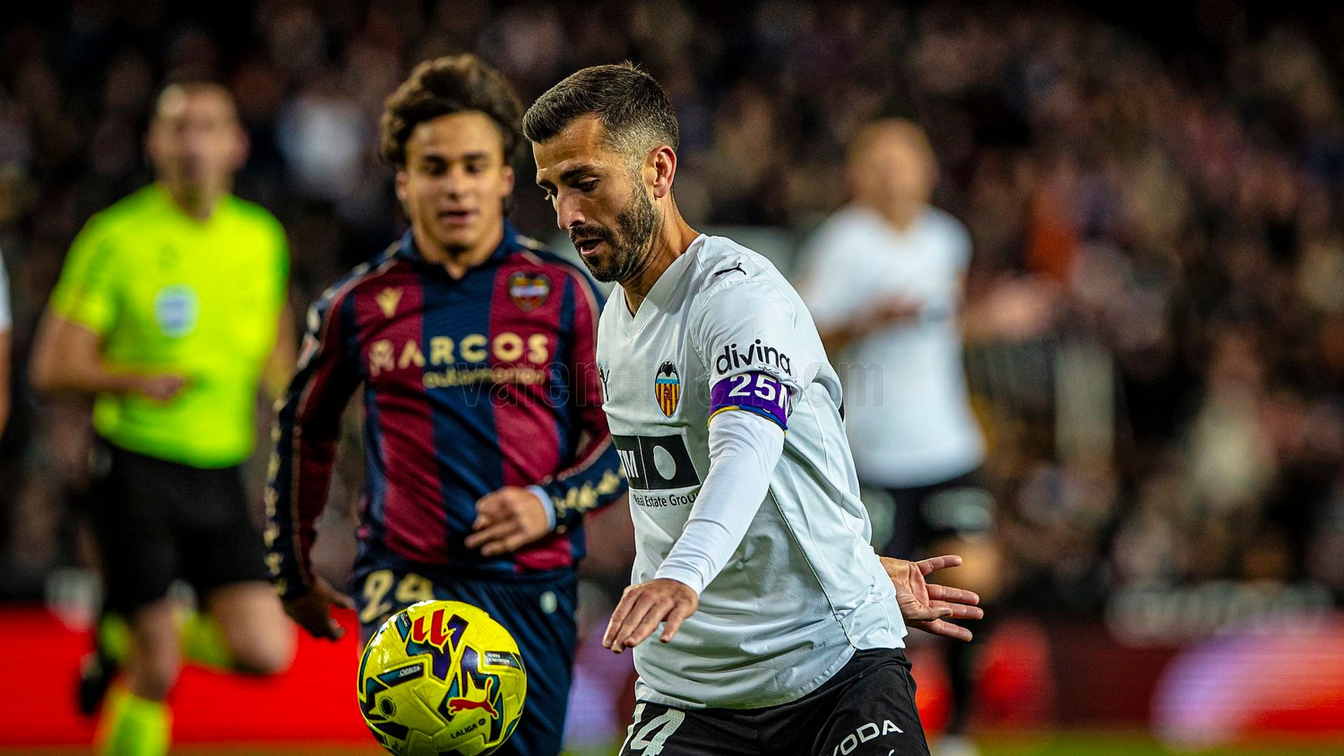 Gayà y Carlos Álvarez en el derbi Valencia CF - Levante UD