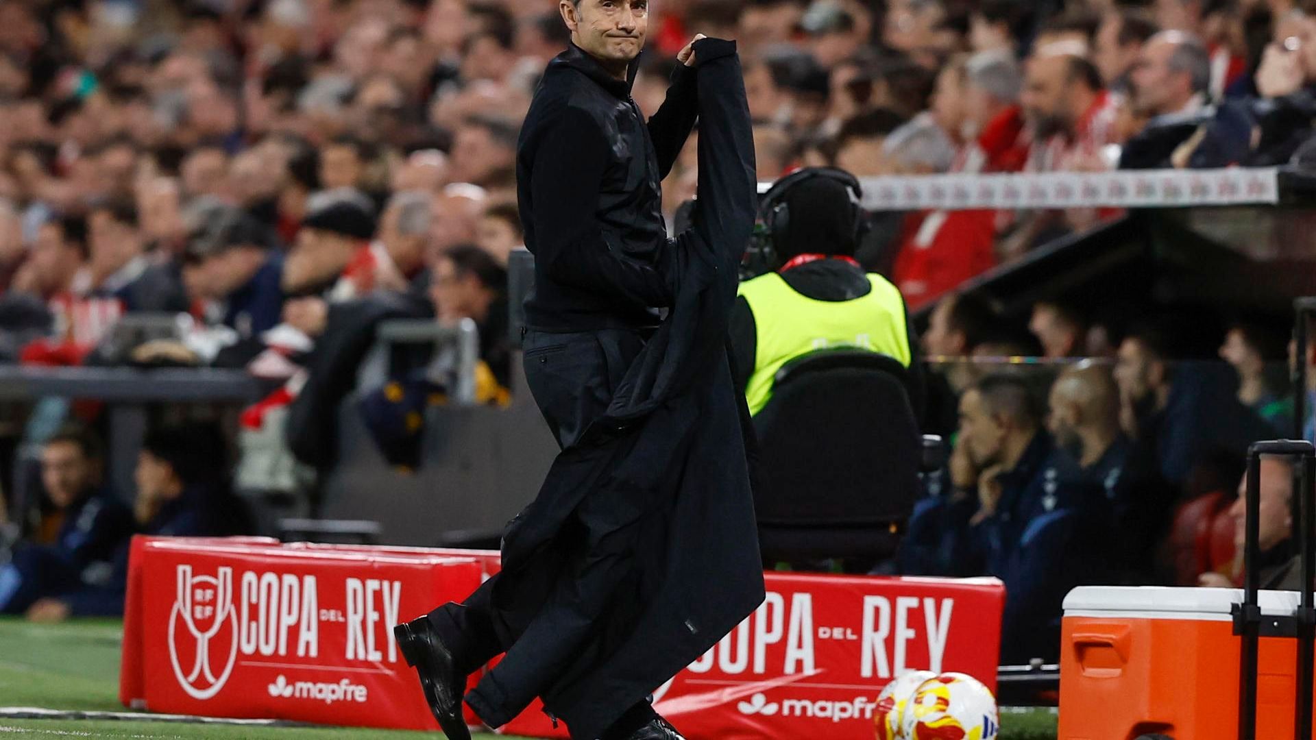 Gesto de Ernesto Valverde en la semifinal de Copa ante la Real Sociedad en San Mamés