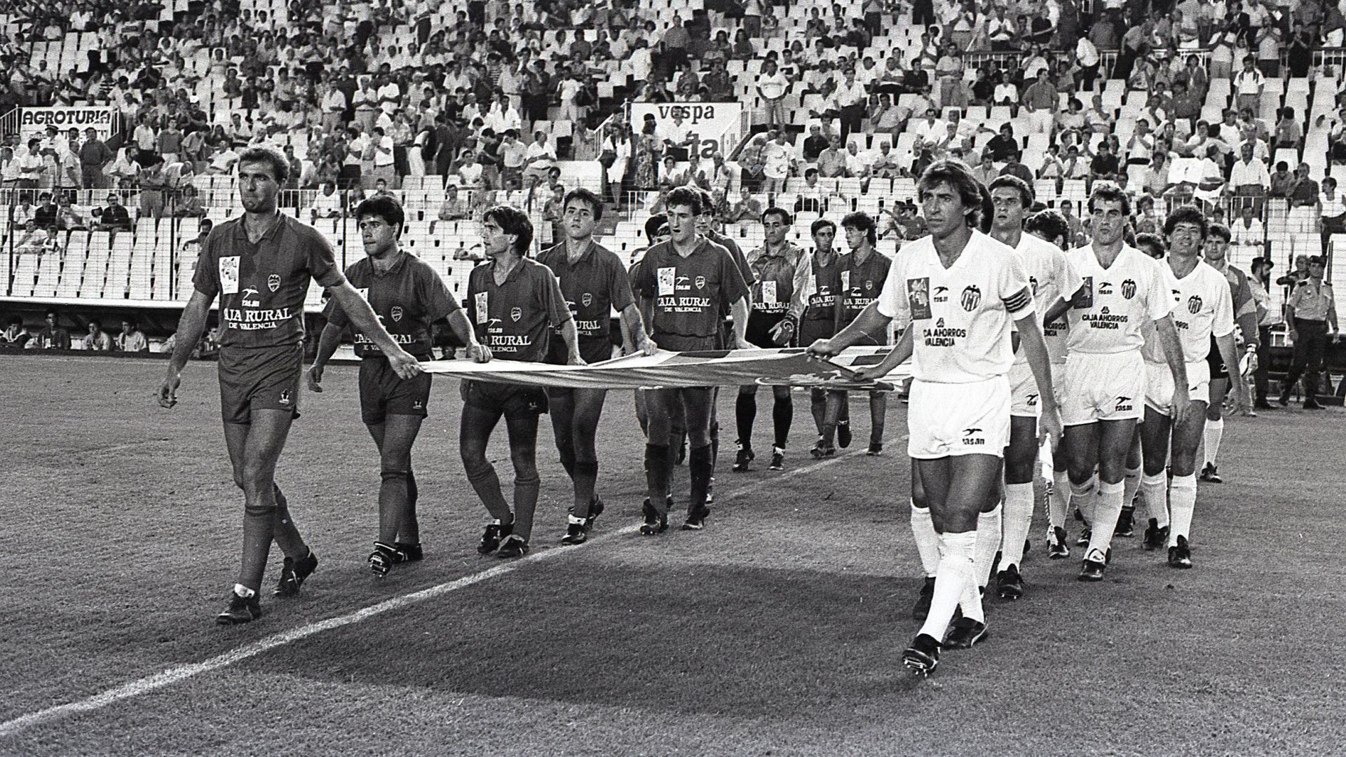 Giner en un derbi en Mestalla defendiendo los colores del Valencia CF