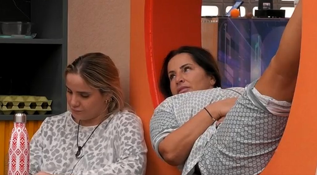 Gloria departe con Raquel