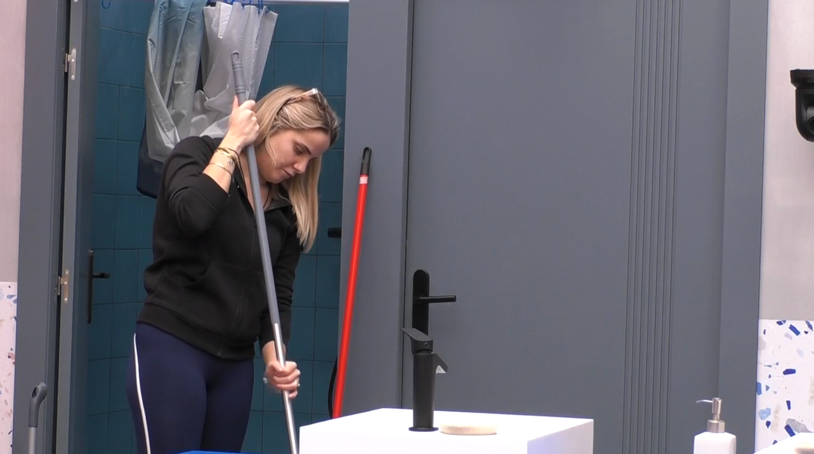 Gloria limpiando el baño