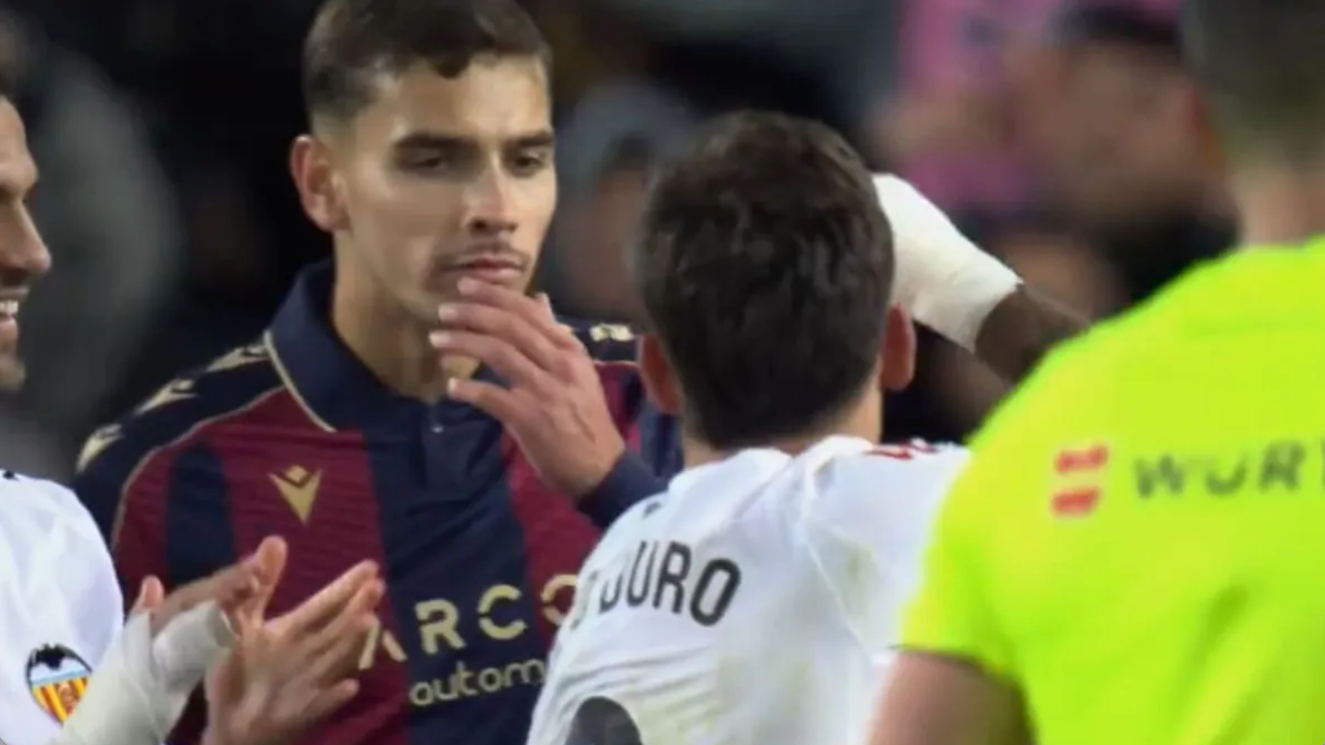 Hugo Duro se dirige a Matías Moreno.