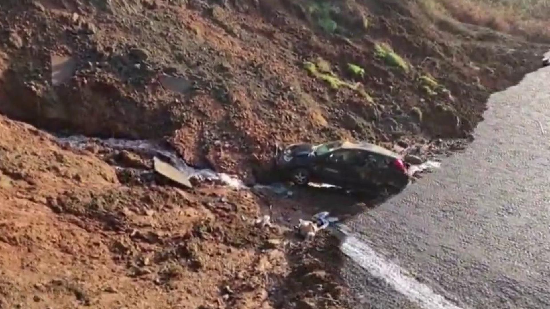 Increíble rescate en Cáceres: una conductora acaba en un socavón de 30 metros provocado por las lluvias