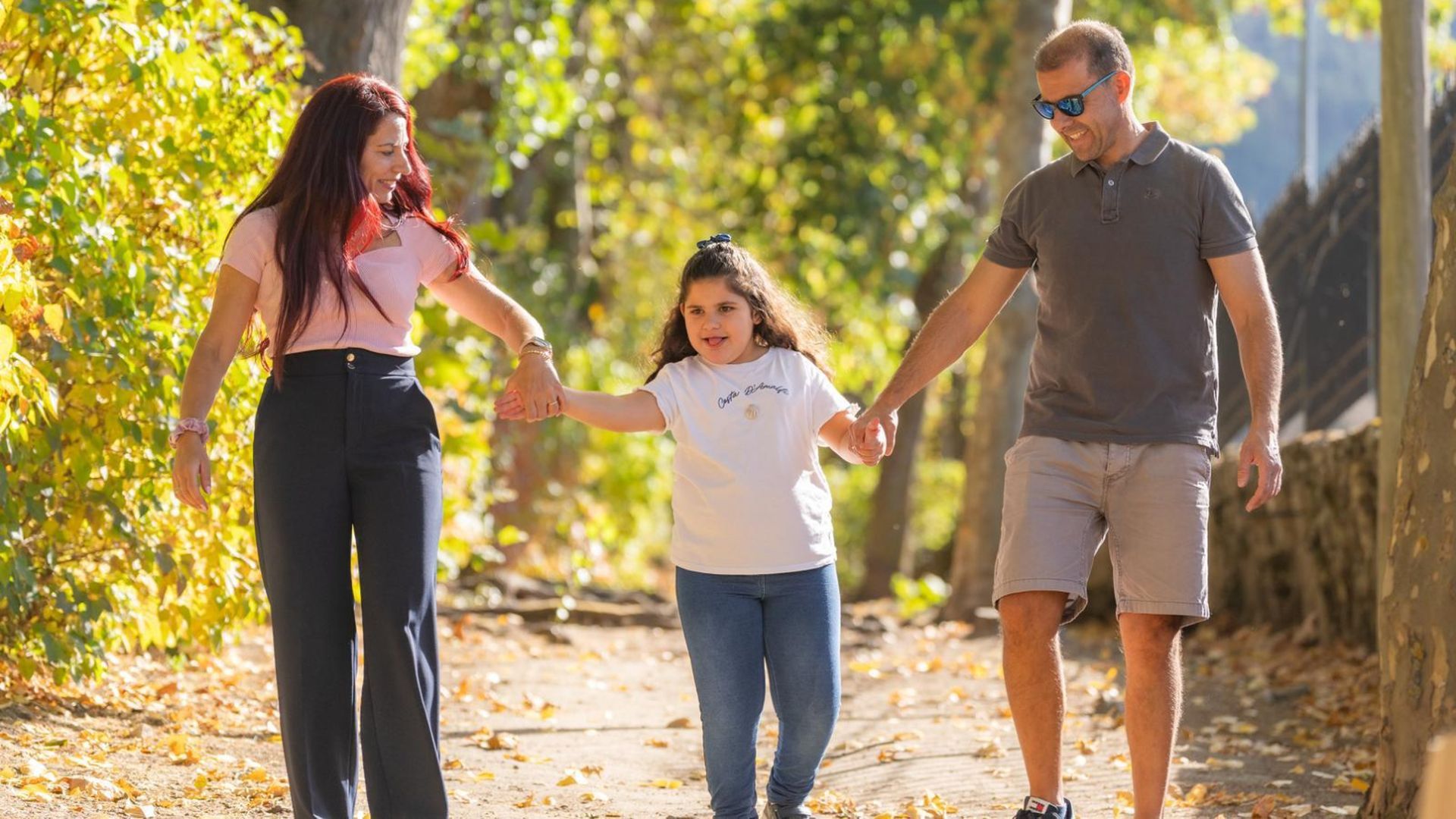 La pequeña Elisabeth, junto a sus padres