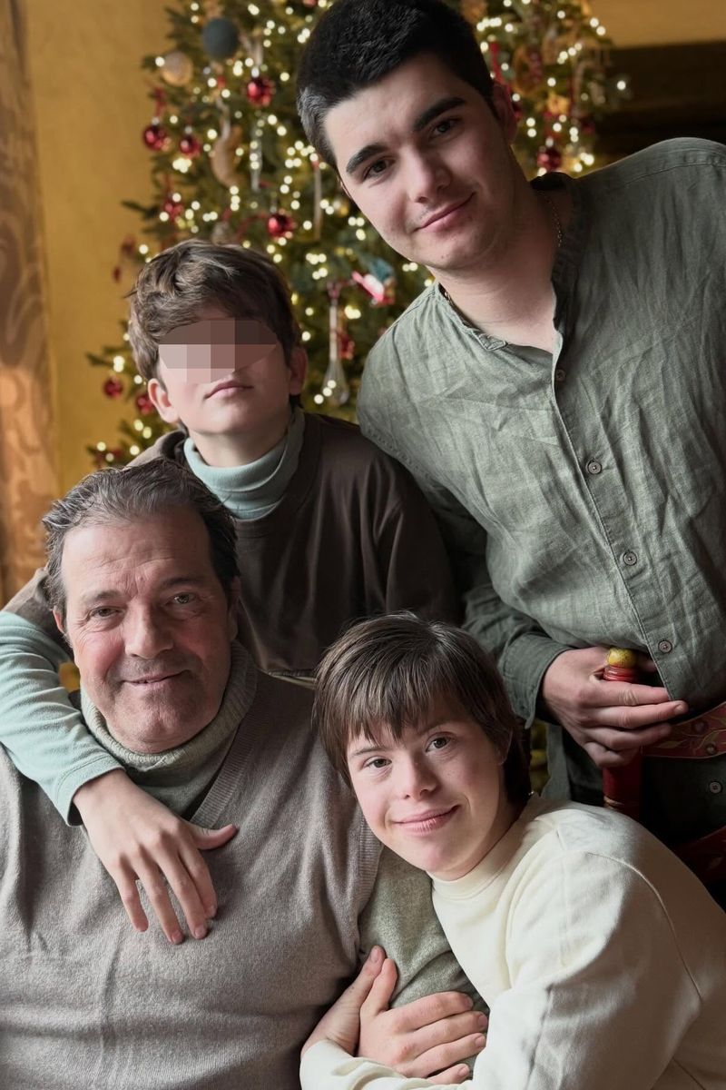 Pedro, Diego y Roscón, los tres hijos de Samantha Vallejo-Nágera, junto a su padre, Peru Aznar