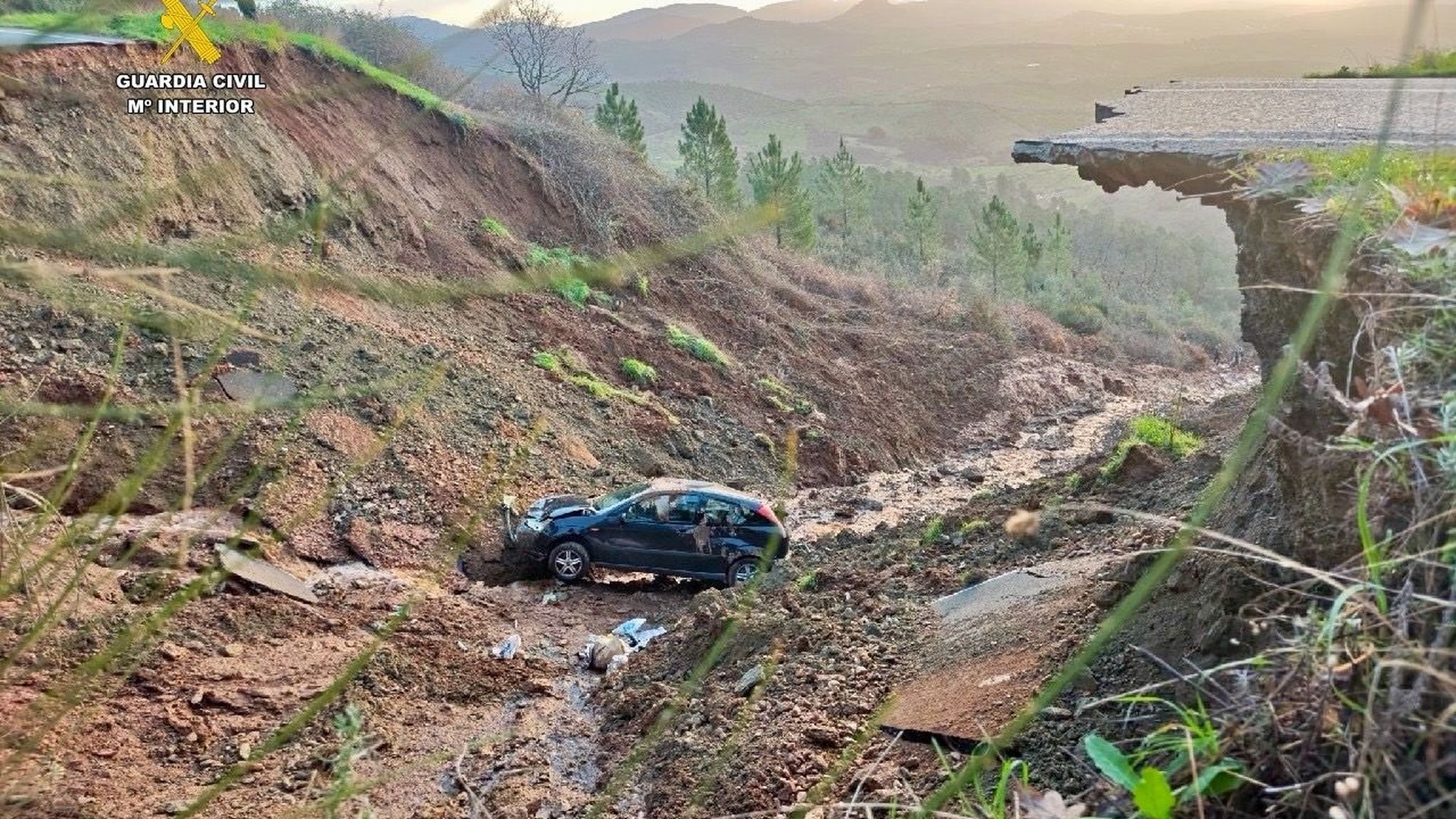 Rescatan a una conductora tras precipitarse su vehículo en un socavón provocado por las lluvias en Guadalupe, Cáceres