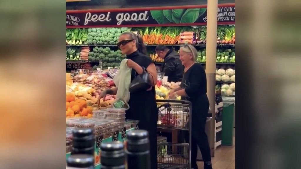 Rihanna ‘sufre’ un ‘robo’ de carrito en pleno supermercado: la cómica confusión de cestas con una anciana
