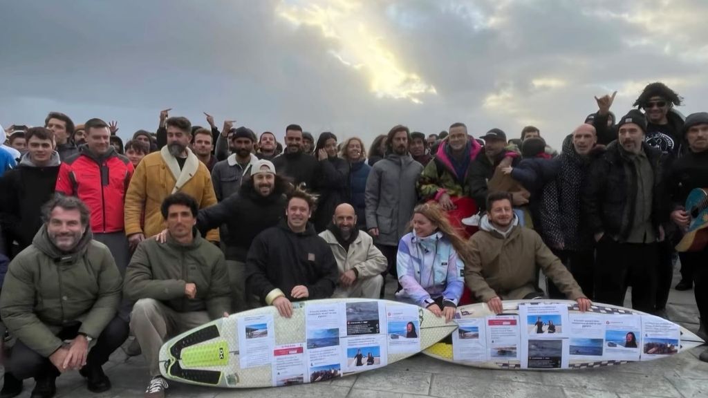 Los surfistas de A Coruña contra el protocolo que les impide salir al mar con alertas: “La prohibición no es el camino”