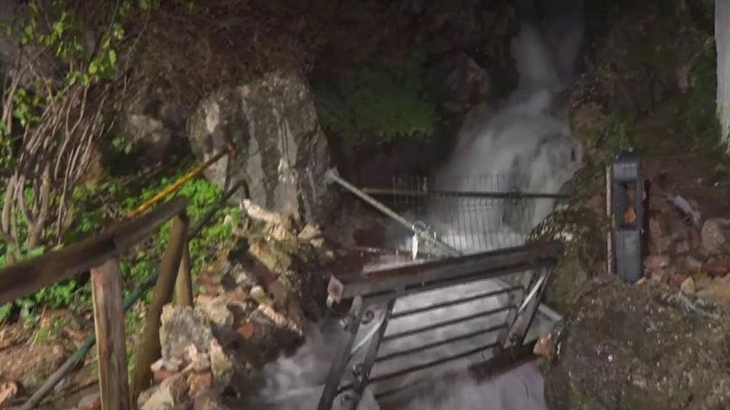 Ubrique, que sigue achicando agua, teme a la borrasca Oriana: "Estoy intranquila"