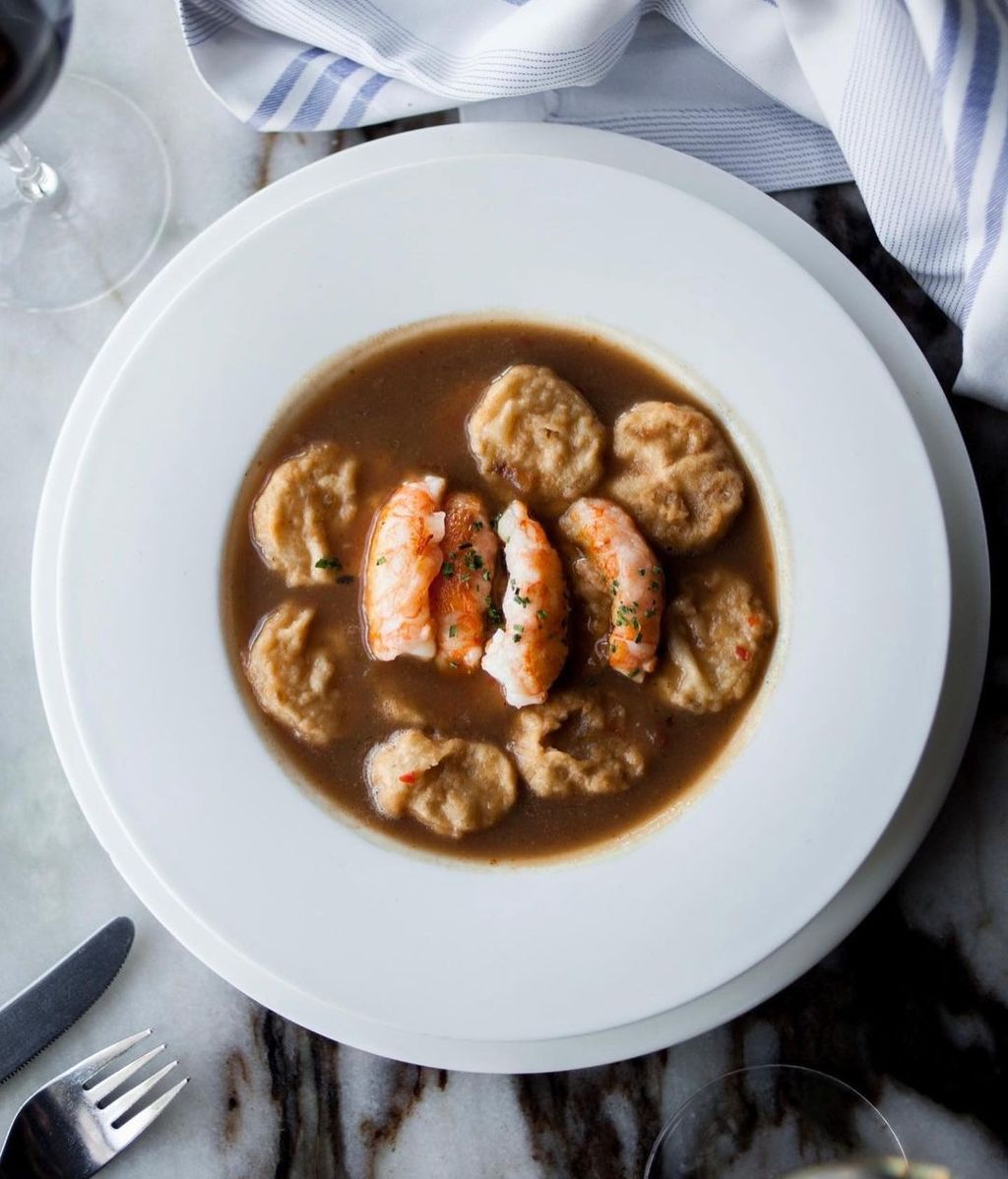 Así suele empezar una comida en Arzábal: patatas a la importancia con cigalitas