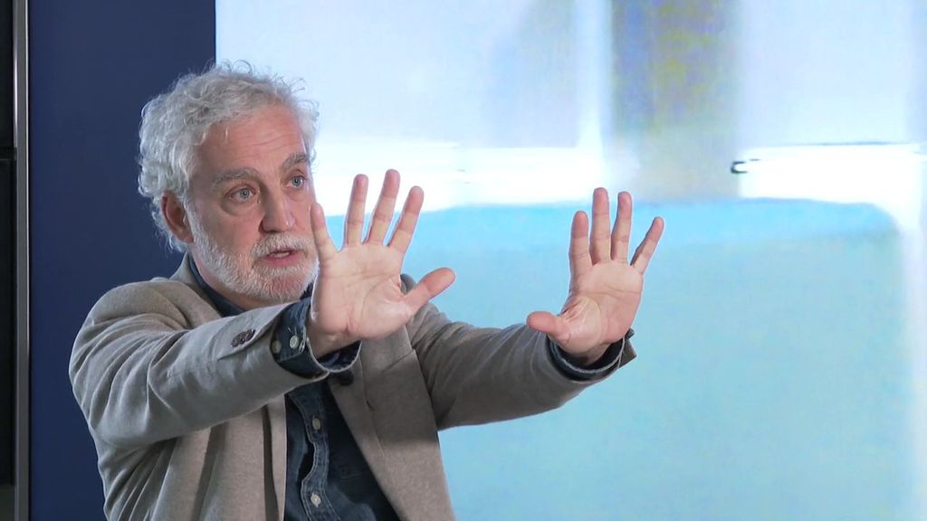 Adrián González, el estudiante que hace 30 años inventó las manos blancas como protesta al terrorismo: "La respuesta fue inmediata"