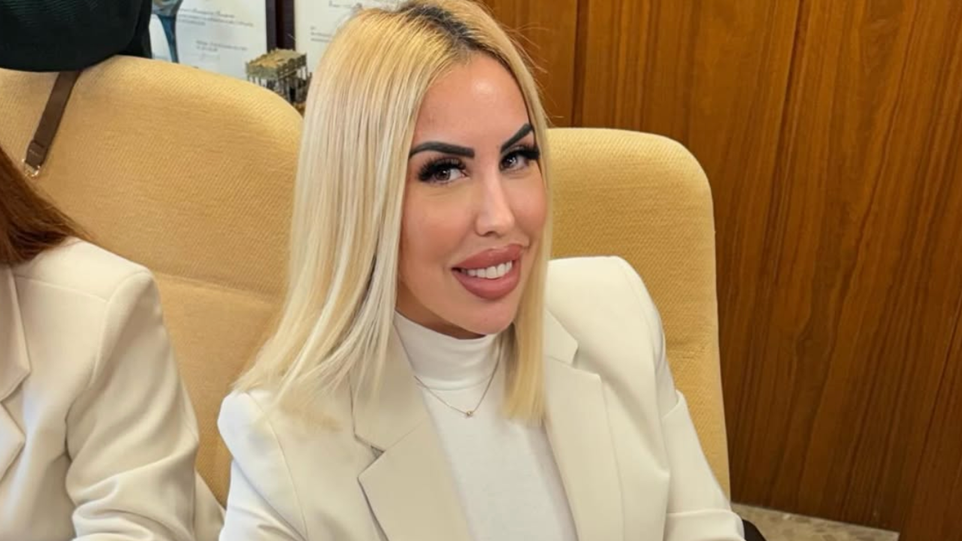 Amanda posa feliz firmando su contrato de trabajo con la Administración