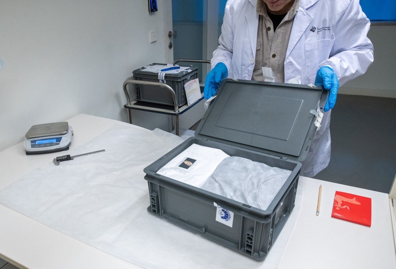 Caja en la que ha permanecido almacenada desde que fue localizada en 2022