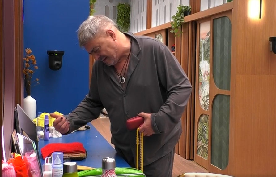 Carlos, hablando solo