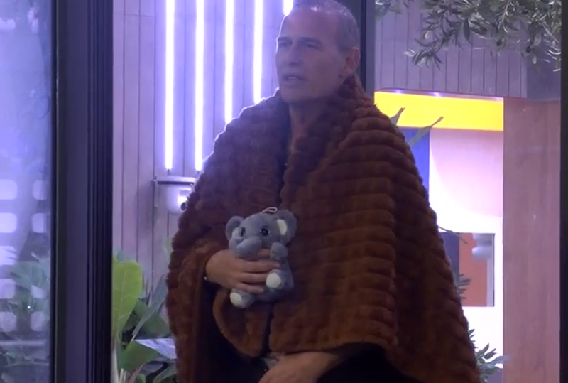 Carlos hablando solo