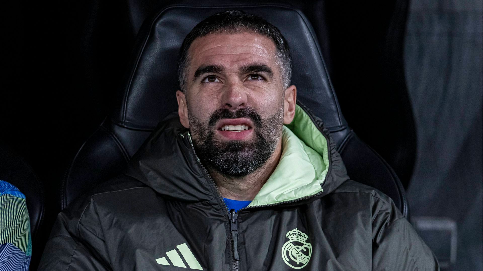 Dani Carvajal en el banquillo del Real Madrid