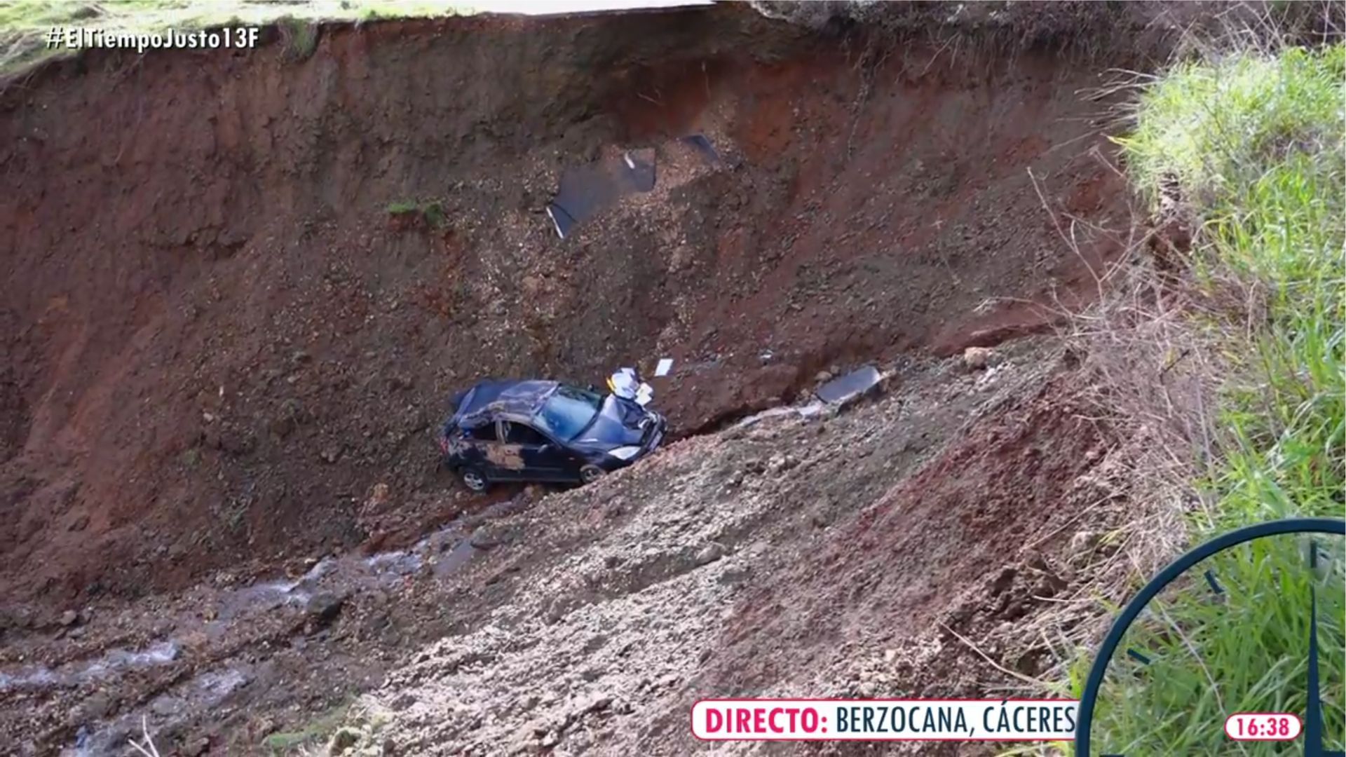 Un cacereño, tras ayudar a rescatar a una vecina que se cayó al vacío con su vehículo por un gran socavón en la carretera: "Fue un milagro"