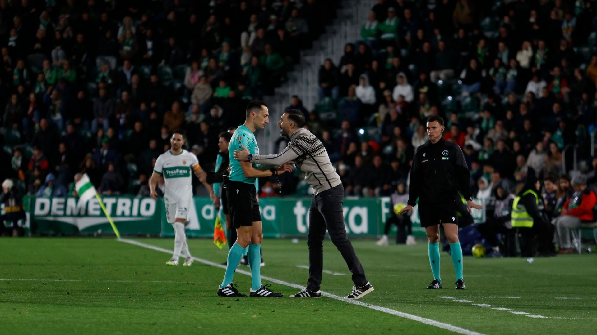 Eder Sarabia protstando a Sánchez Martínez en Elche