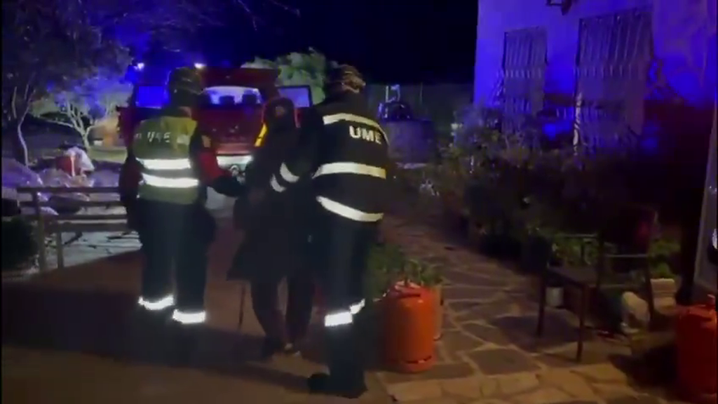 Efectivos de la UME rescatan a un matrimonio atrapado en su vivienda tras la crecida del cauce de un arroyo en Fuente el Fresno, Ciudad Real