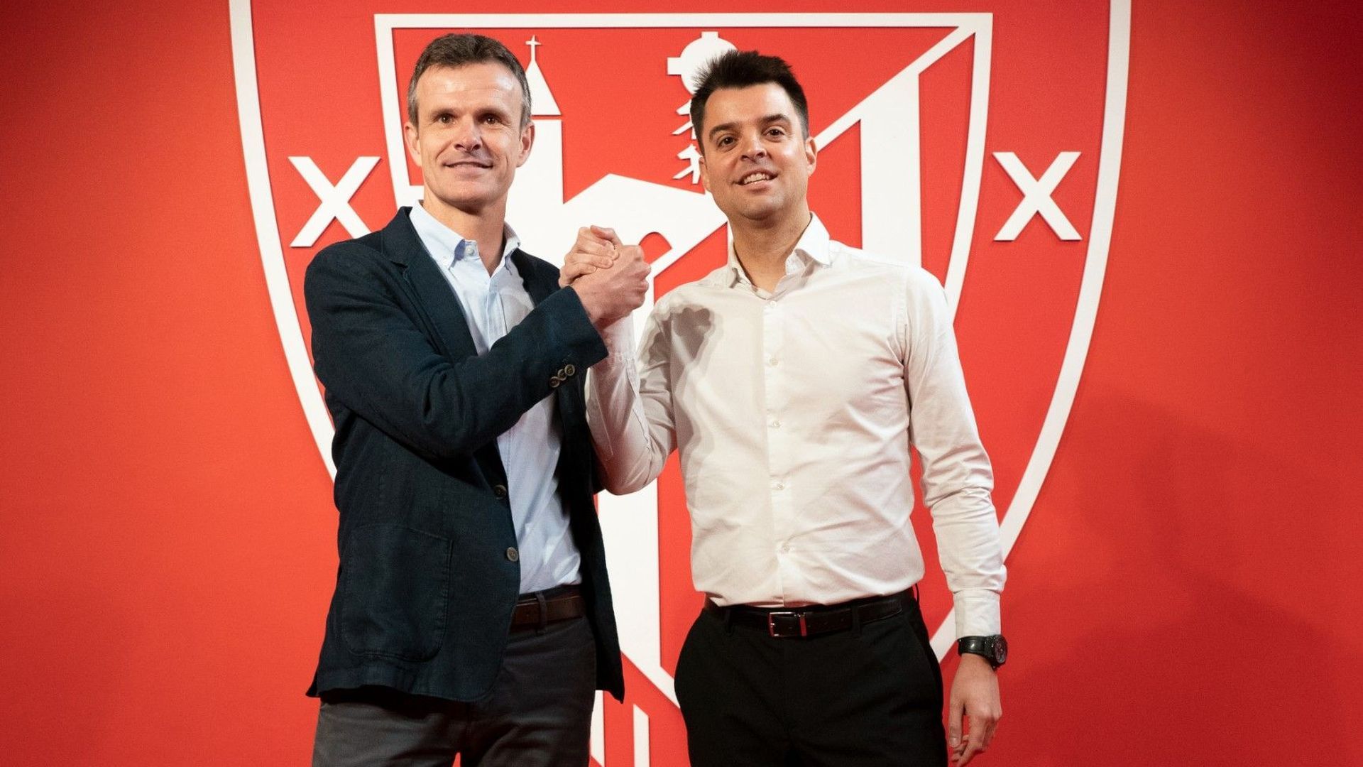 El presidente Jon Uriarte Uranga y Mikel González posan juntos en San Mamés