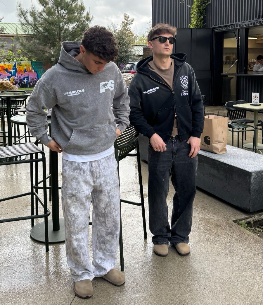 El propio Oliden realiza los diseños a mano de sus sudaderas y camisetas