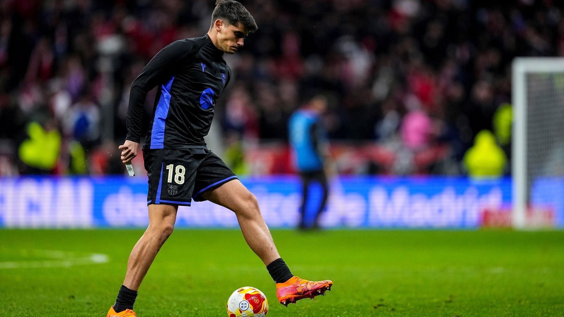 Gerard Martín calienta con el FC Barcelona