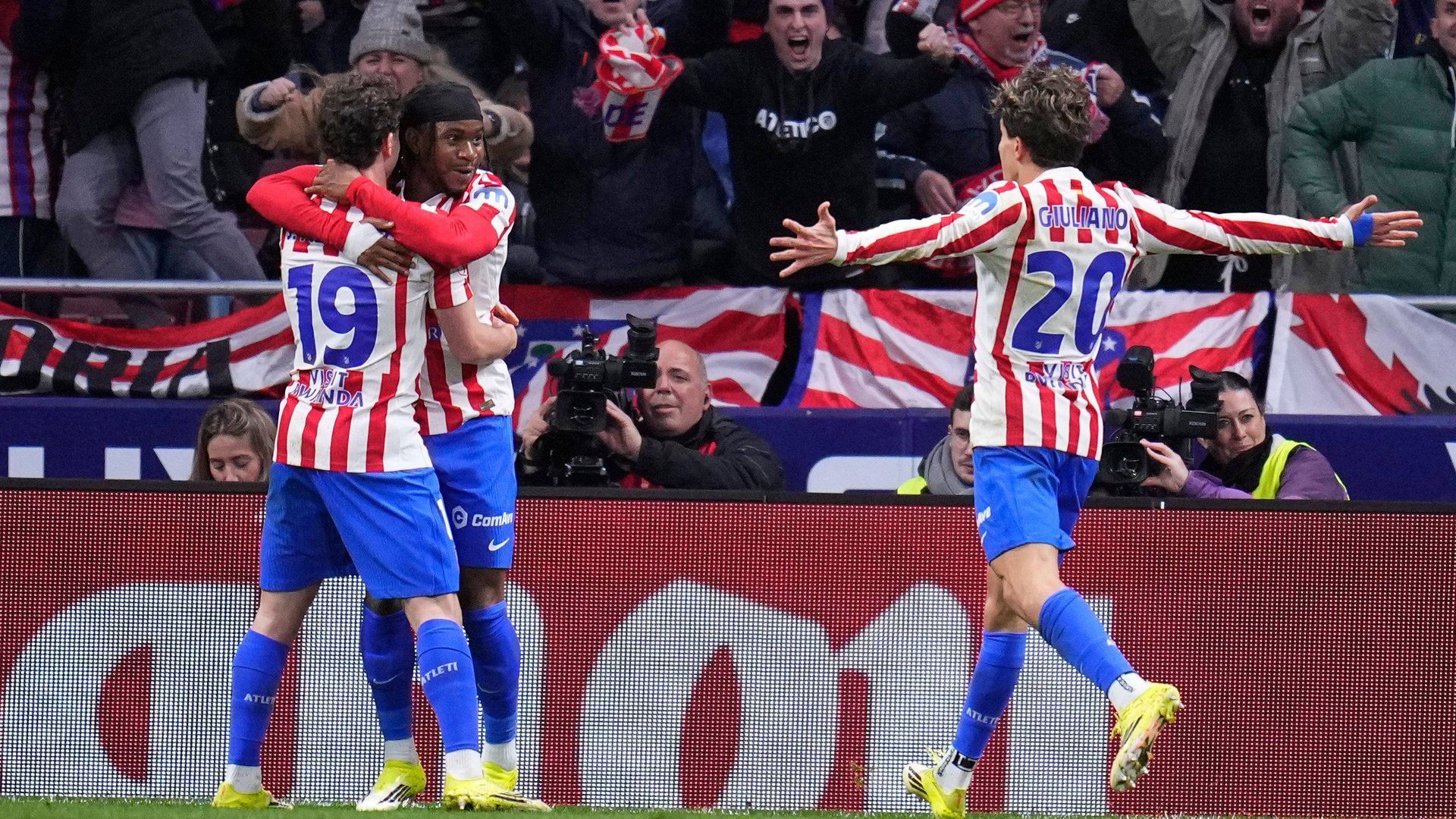 Giuliano y Julián celebrando el gol de Lookman Giuliano y Julián celebrando el gol de Lookman