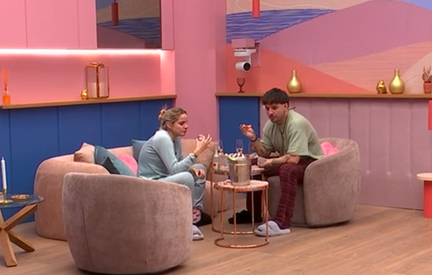 Gloria departe en la suite con Manuel