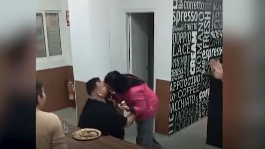 La pedida de mano de Alex y Karina el día que reabrieron su horno destrozado por la DANA