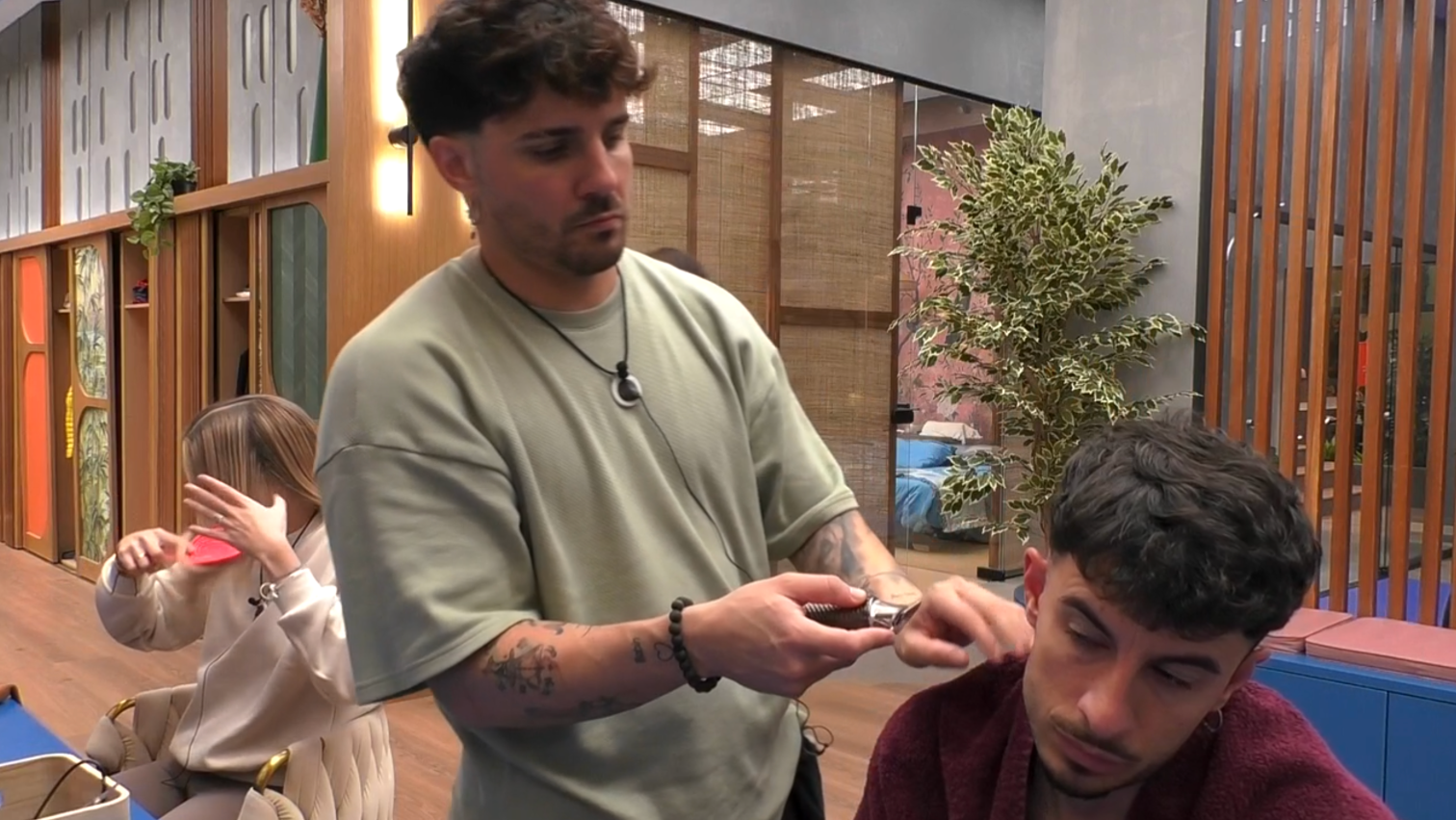 Manuel cortándole el pelo a Juanpi