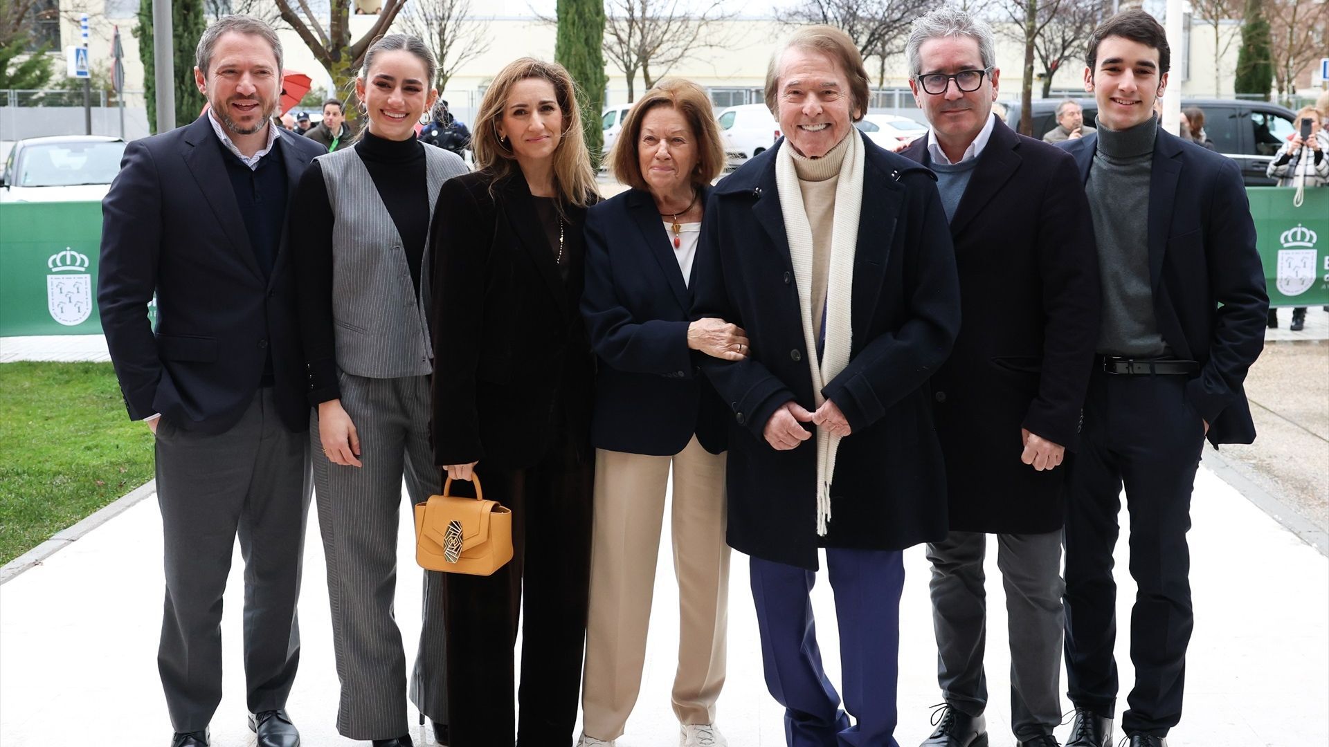 Manuel Martos, Manuela Arenzana, Alejandra Martos, Natalia Figueroa, Raphael, Jacobo Martos y Carlos Arenzana, durante el homenaje