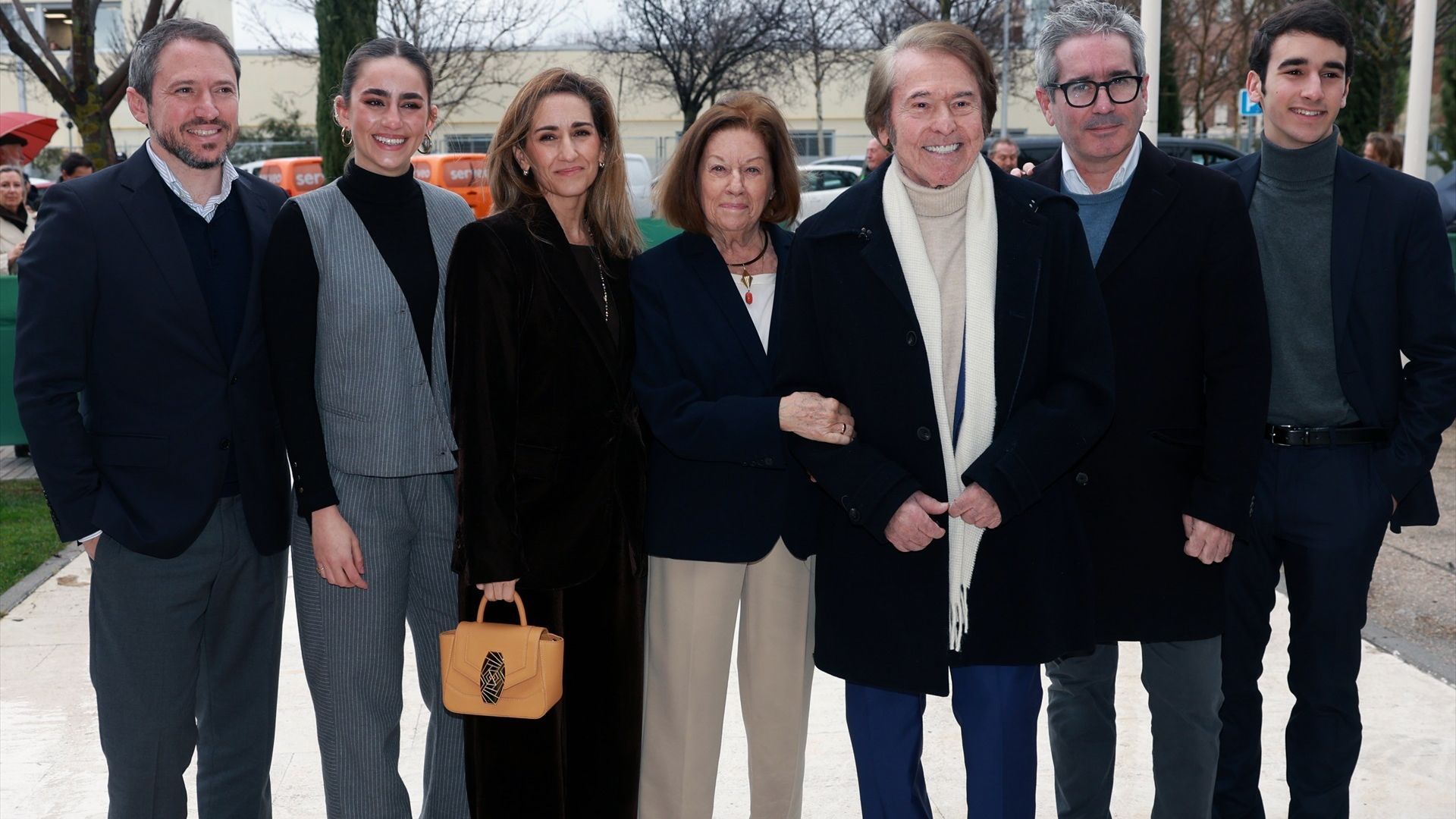 Manuela de Arenzana y Carlos de Arenzana, junto a su abuelo Raphael durante su acto en Boadilla del Monte