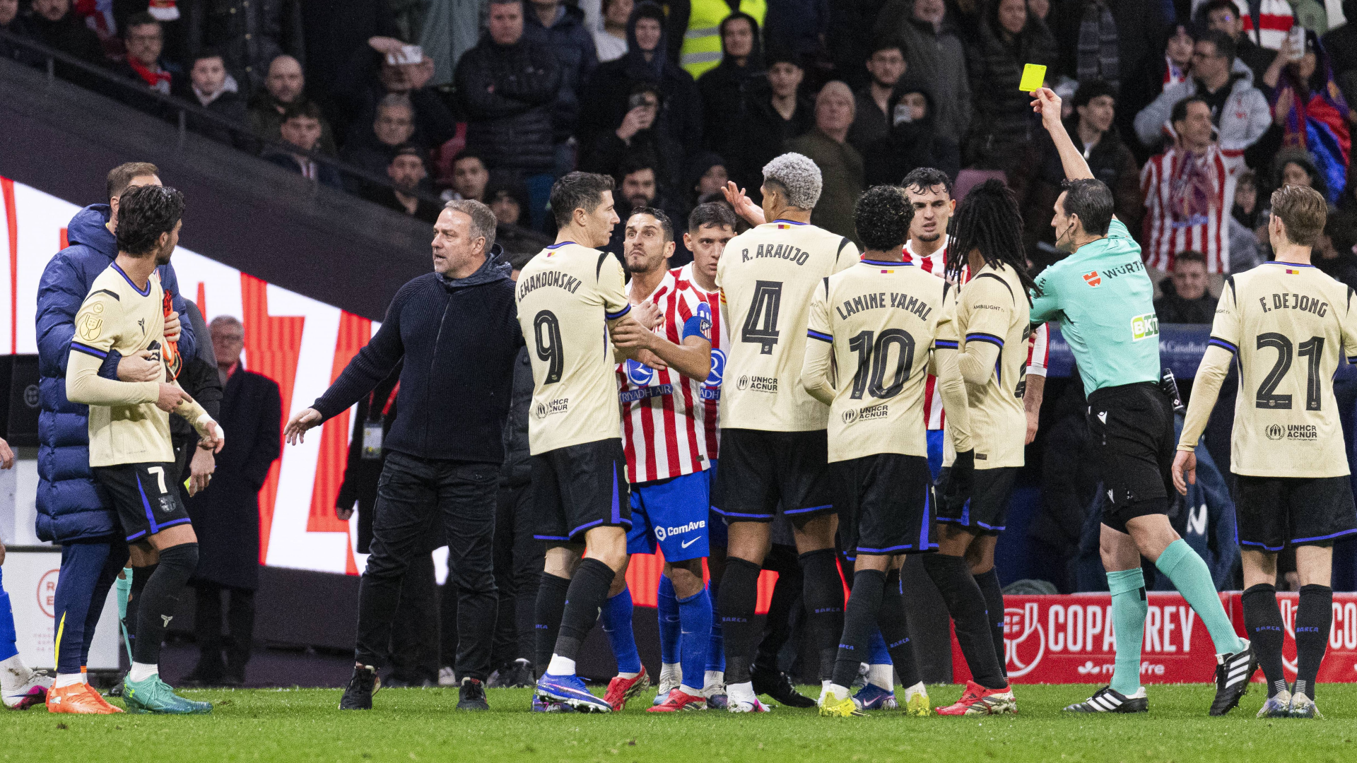 Munuera Montero enseña una amarilla a un jugador del Barcelona Munuera Montero enseña una amarilla a un jugador del Barcelona