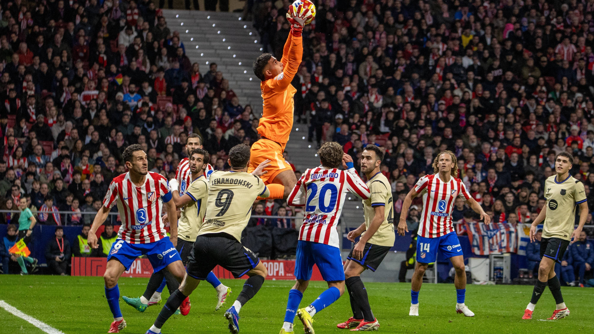 Juan Musso atrapa un balón en el Atlético-Barcelona