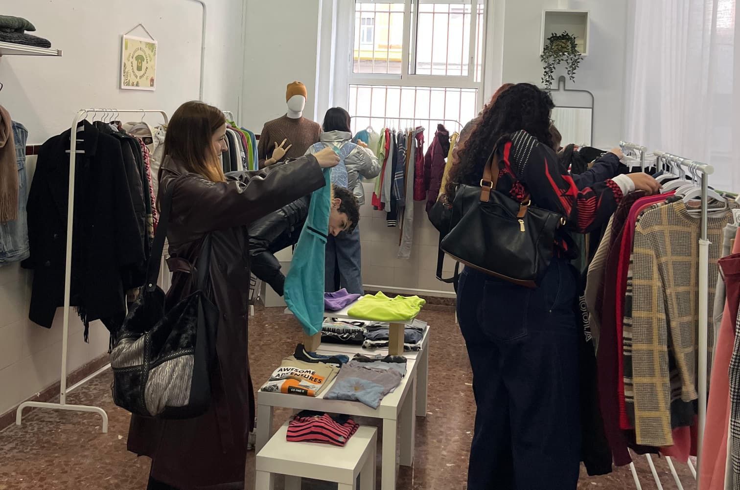 Tienda de intercambio de ropa en instituto de Cádiz