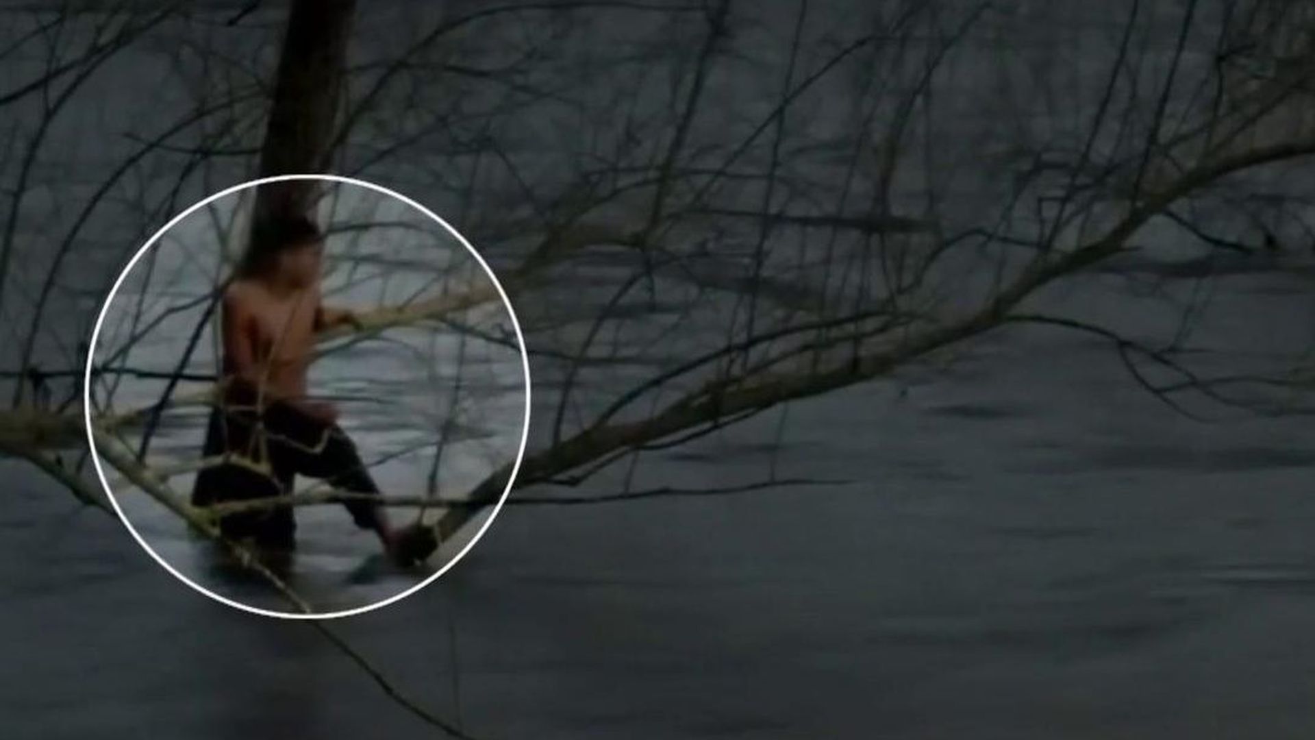 Un joven de 16 años colgado de un árbol media hora en el río Sil: "Se cayó una pelota y fue a por ella" Un joven de 16 años colgado de un árbol media hora en el río Sil: "Se cayó una pelota y fue a por ella"