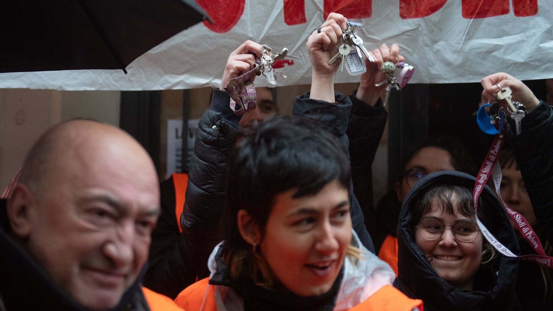 Voluntarios del Sinditcato Inquilinas de Madrid junto a Marinao en la calle Carnero