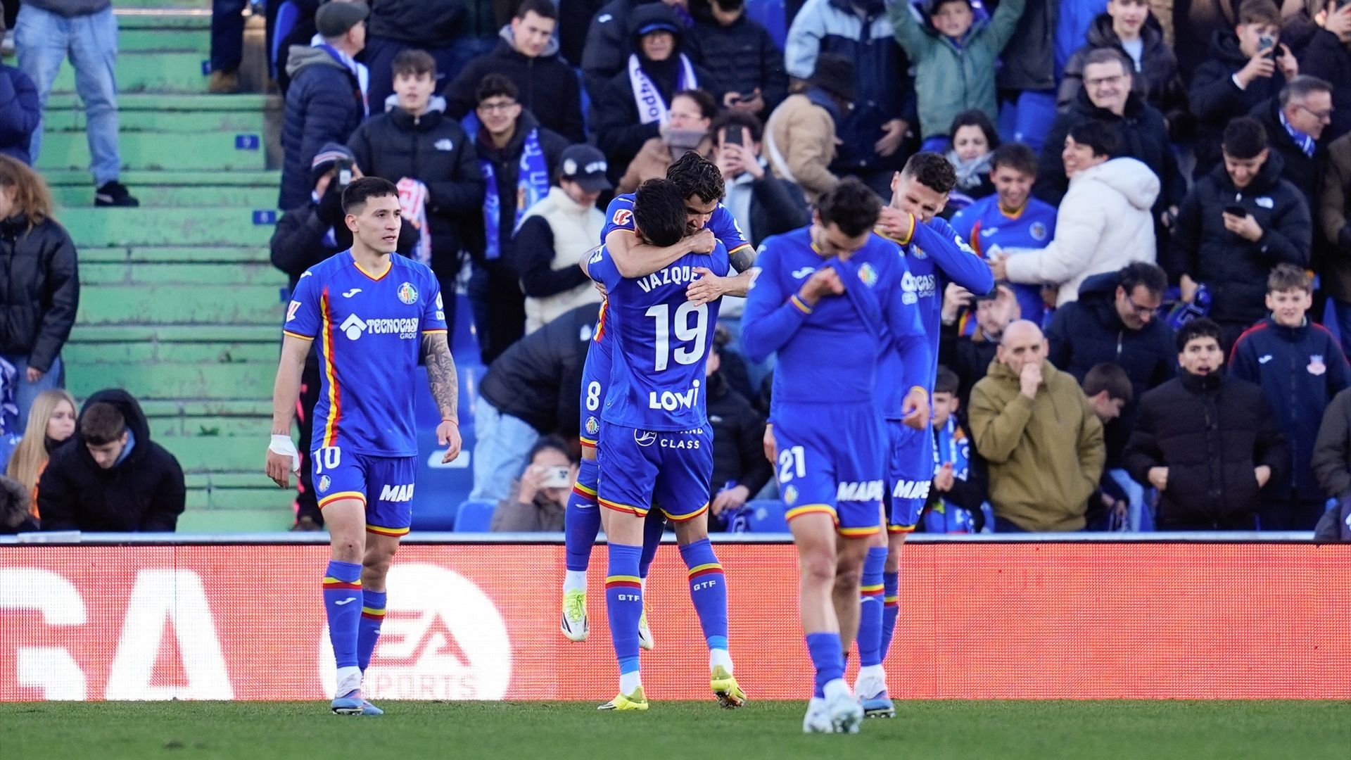 Arambarri y Luis Vázquez se abrazan tras un gol en el Getafe-Villarreal Arambarri y Luis Vázquez se abrazan tras un gol en el Getafe-Villarreal