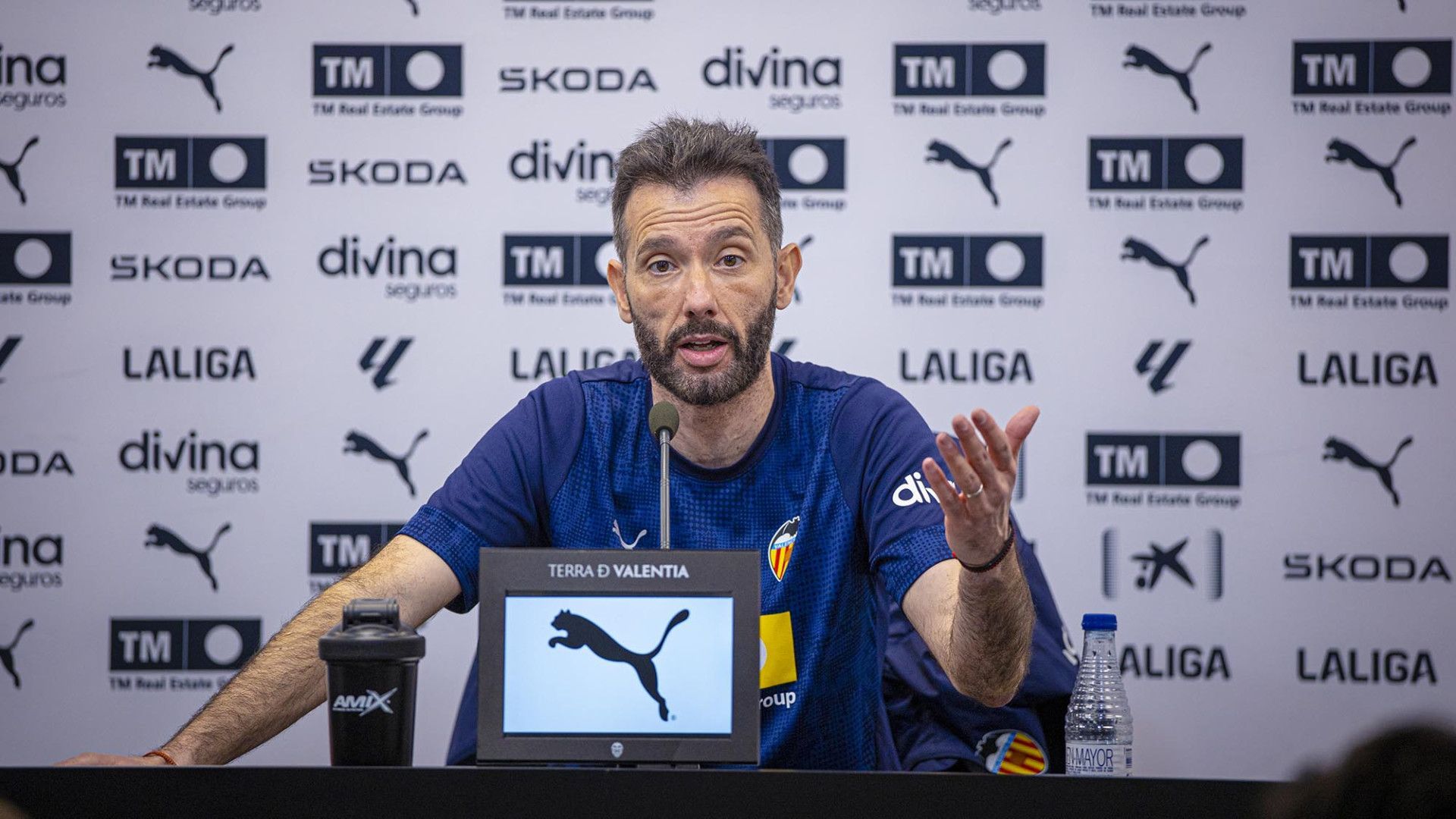 Carlos Corberán en sala de prensa