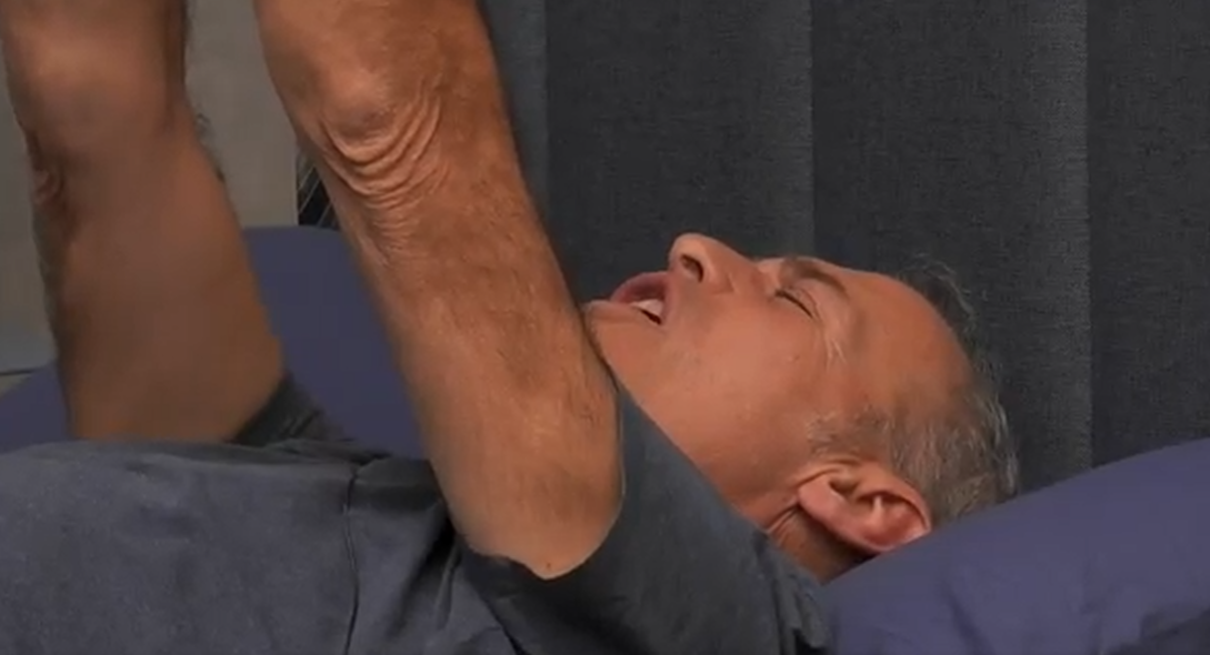 Carlos sigue la fiesta desde su cama