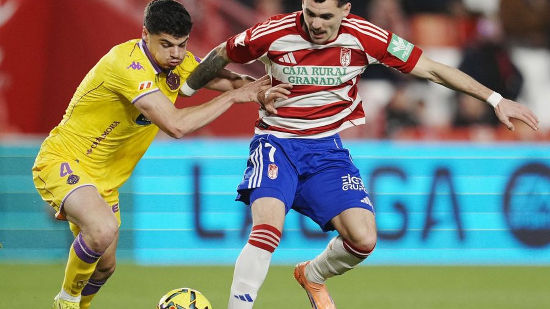 David Torres pugna con Álex Sola.